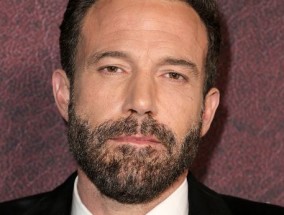 本·阿弗莱克(Ben Affleck)“有辣妹给他打电话”，但他还不能约会，原因有一个